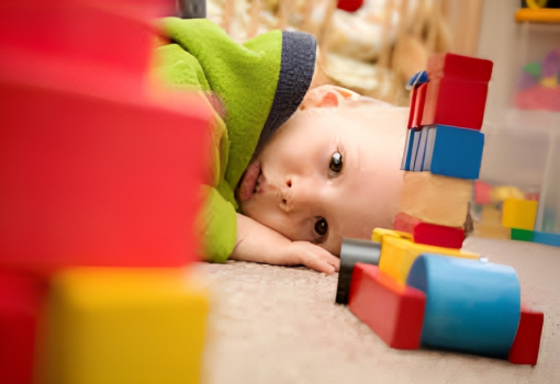 Criança olhando bloco de brinquedos